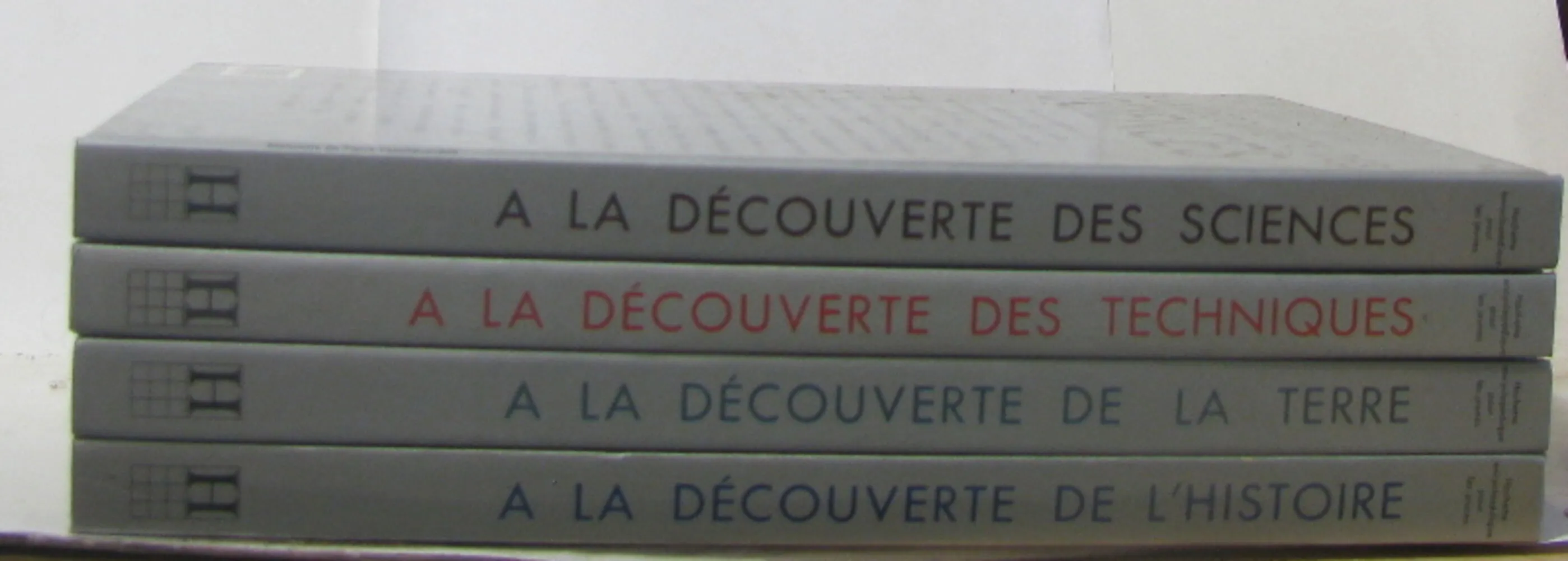 Lot de 4  hachette encyclopédique pour les jeunes  - À la découverte: des sciences - des techniques - de la terre - de l histoire - 1982 - Collectif
